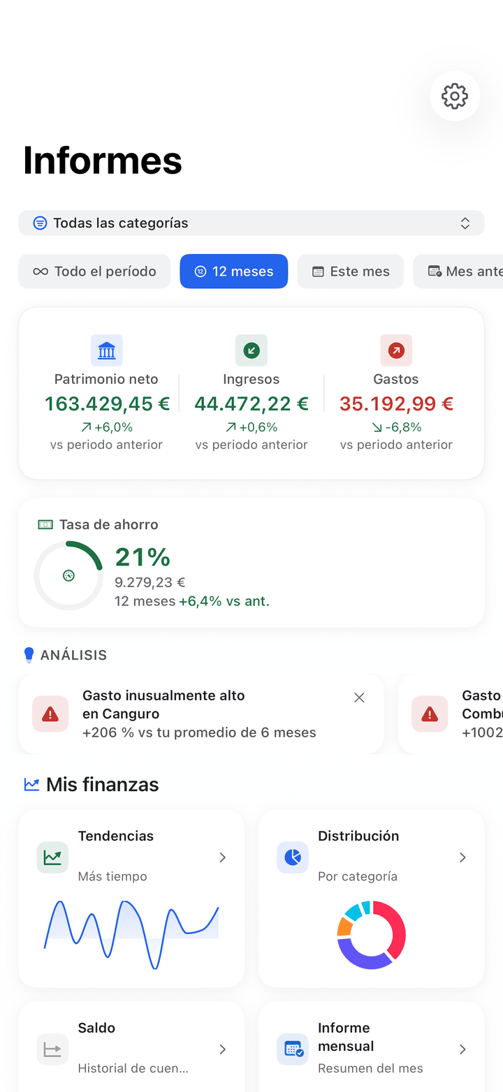 Informes con puntuación de salud financiera y desglose de gastos en iPhone
